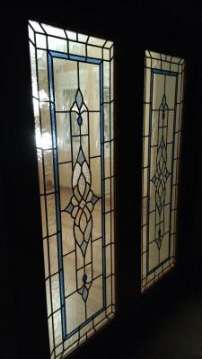 Puerta con gran vitral