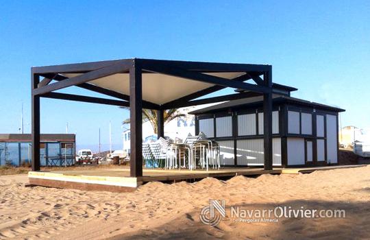 Chiringuito de madera para temporada con pergola y terraza de madera