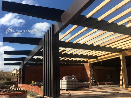 Montaje de estructura de madera laminada para cubierta en Puerto Rey, Almería