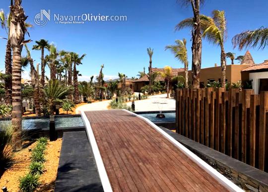 Pasarela de acceso y decoración en madera autoclave. navarrolivier.com