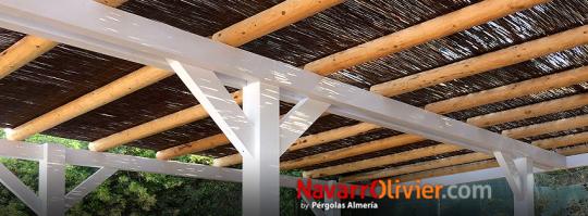 Pérgola en madera laminar y tronco con cubierta en mimbre