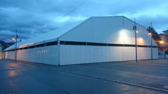 carpa poligonal cerrada de paneles metalicos