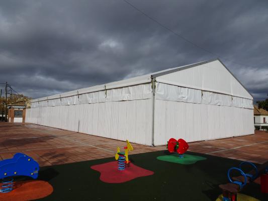 carpa a dos aguas con cerramiento de paneles metalicos