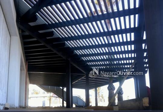 Terraza elevada con pérgola mixta, cubierta impermeable y luz filtrada 