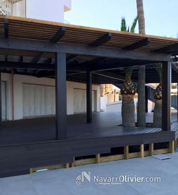 Terraza elevada con pérgola mixta, cubierta impermeable y luz filtrada 