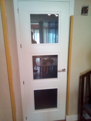 Puerta lacada tres vidrios.