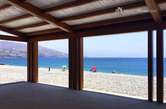 Pérgola en madera laminar para exterior con friso en machihembrado acabado en blanco decapé