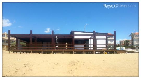 Construccion de chiringuito sobre pilares de madera autoclave