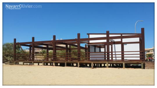 Montaje de chiringuito fijo construido en madera para exterior