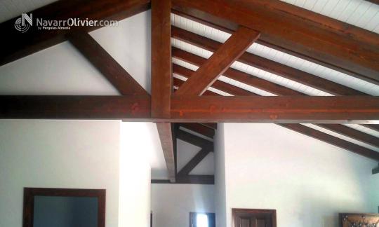 Interior de casa de madera acabada en pladur
