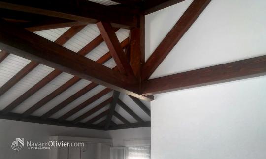 Interior de casa de madera tural en Almeria
