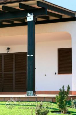 Pérgola de madera en color wengue y blanco