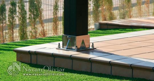 Pie de acero inox para pérgola de madera exterior. NavarrOlivier.com