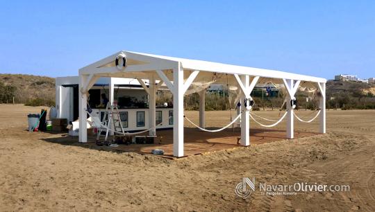 Modulo de chiringuito desmontable con pérgola en blanco y azul