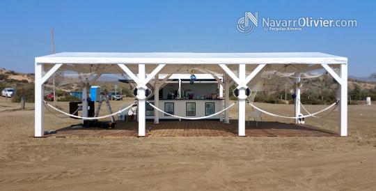 Pérgola desmontable de madera para chiringuito de playa