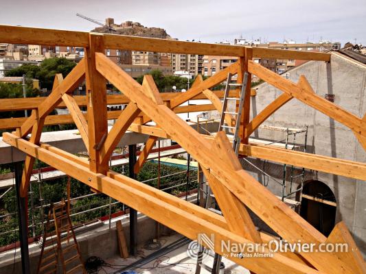 Montaje de cerchas en madera Laminar