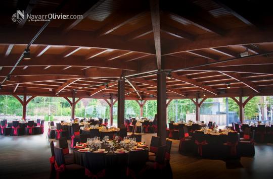Construcción de cubierta de grandes luces con madera laminada curva