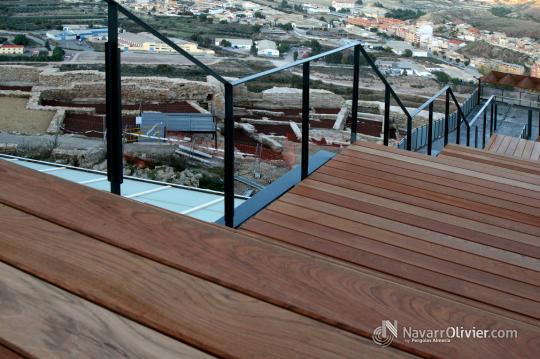 Escalera en madera jatoba en Parador Turístico de Lorca