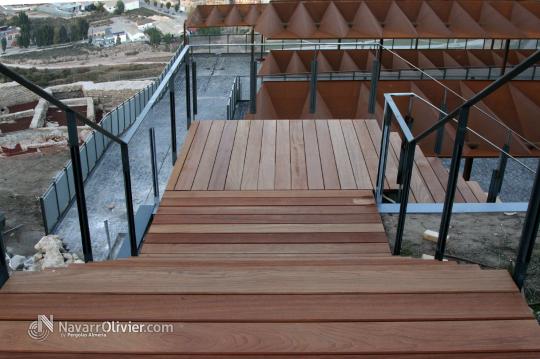 Escalera exterior en metal madera jatoba