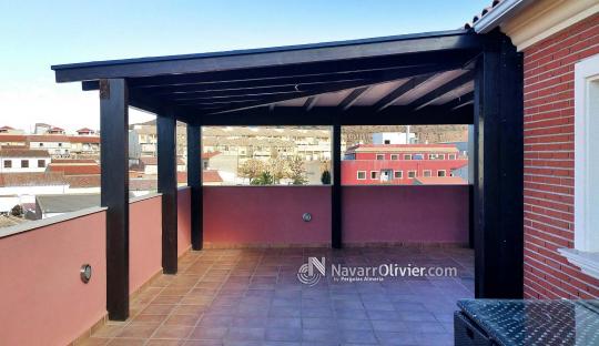 Pergola adosada de madera para ático