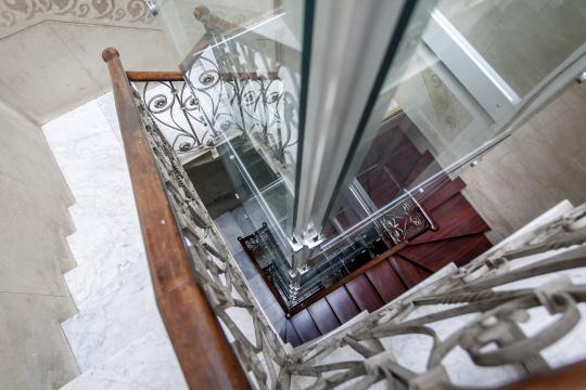 Montaje de ascensores en edificios construidos