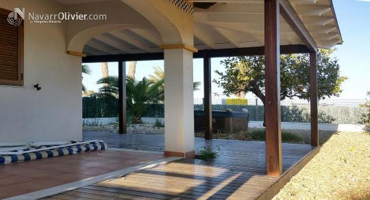 Pergola adosada de madera tratada en Veramar