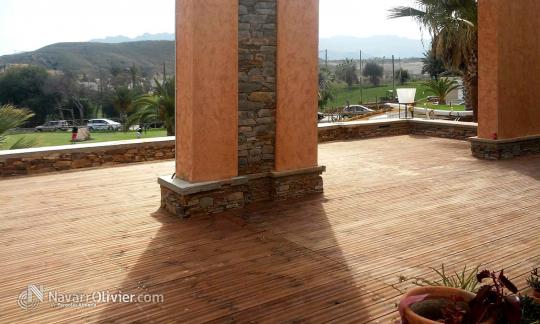 Tarima de madera para terraza de restaurante