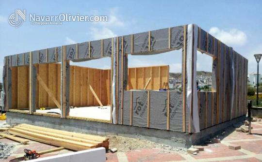 Montage de local comercial en madera con fachada vebtilada
