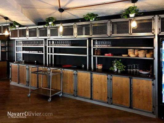 Mobiliario a medida para restaurante en metal y madera