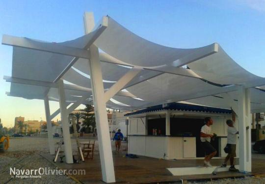 Chiringuito con pergola acabado en blanco