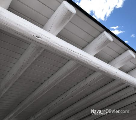 Pergola a un agua acabada en blanco con estructura de palo calibrado