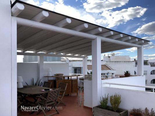 Pérgola para ático en blanco en madera laminada y palo calibrado