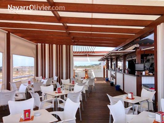 Terraza de chiringuito de verano en madera