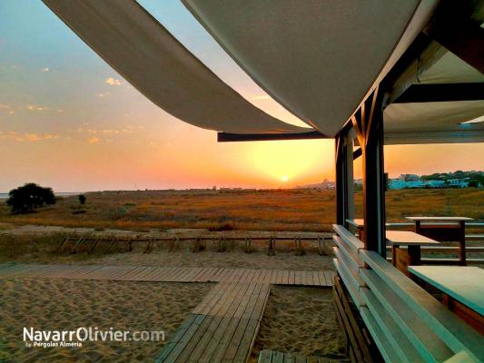 Pergola desmontable para chiringuito de verano sobre pilotes
