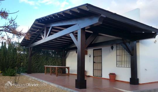 Pérgola a 2 aguas en madera laminada acabada en palisandro