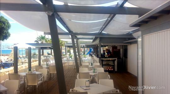 Terraza de chiringuito en tarima autoclave con pérgola de sombraje