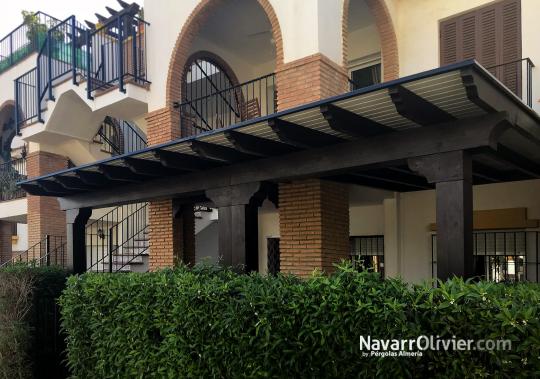 Pérgola a un agua en madera tratada para exterior en Vera