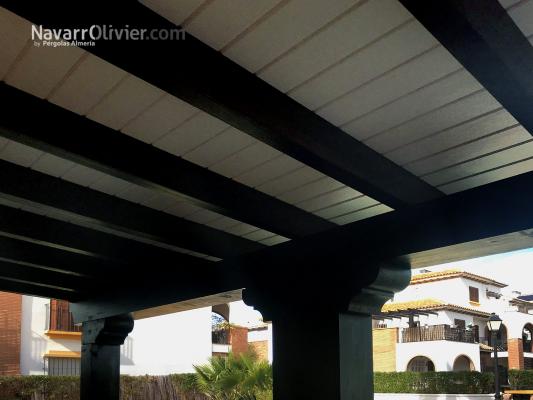 Detalle de cubierta en madera acabada en blanco y palisandro