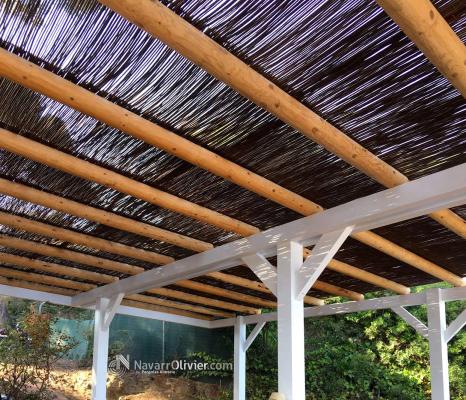 Pérgola en madera tronco y mimbre para chiringuito