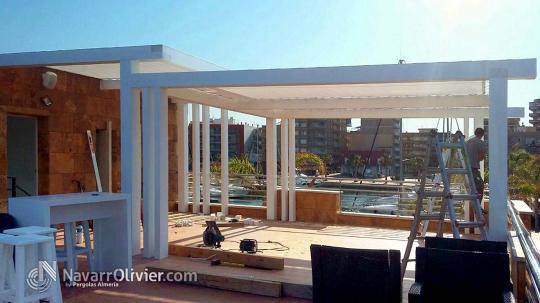 Estructura de madera para sombraje de terraza con microperforado tenzado