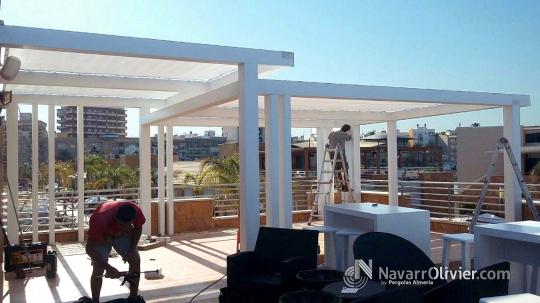 Pergola de madera blanca de diseño para terraza