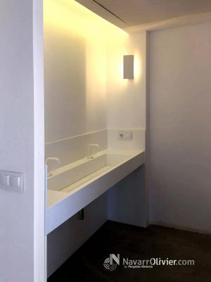 Lavabo a medida construido en krion ara aseo de loft