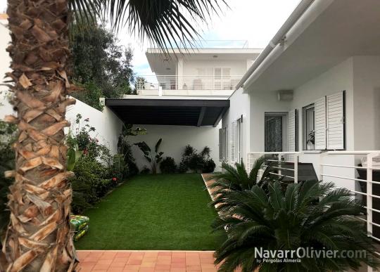 Cubierta para cenador de jardin suspendido entre muros