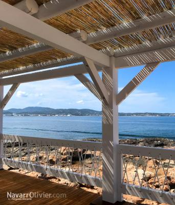 Terraza desmontable sobre pilotes de madera en Ibiza