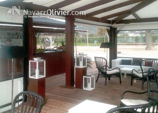 Terraza con toldo y tarima para chiringuito en Barcelona