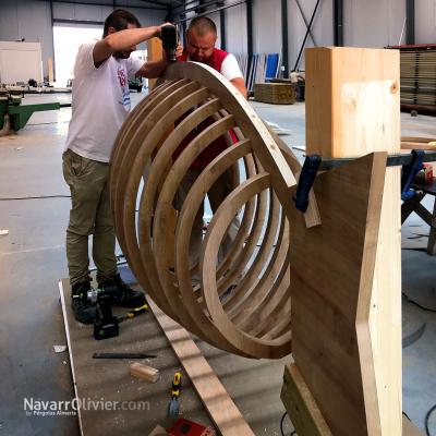Montaje de pez en madera estructura decorativa