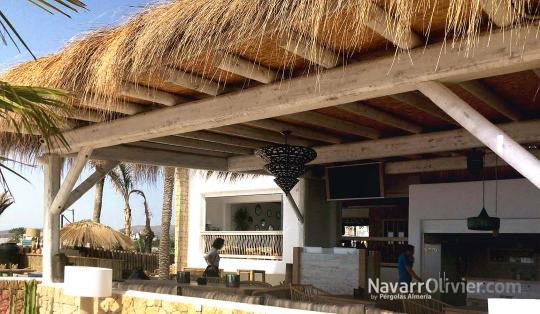 Pergola decorativa en madera rústica con patina vintage en Mojácar, Almería