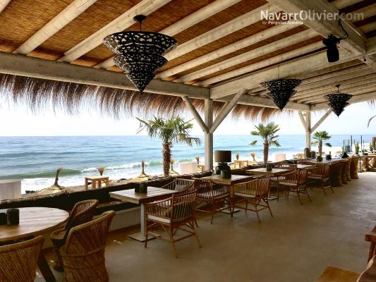 Pergola vintage en madera y tronco. Techo tropical en carritx