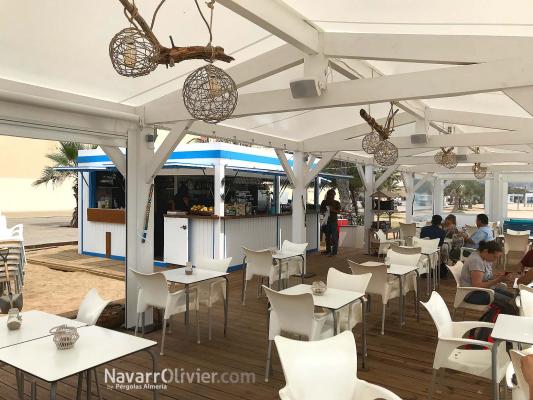 Terraza con tarima y pérgola para chiringuito Wayra badalona