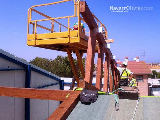 Montaje de estructura de madera para cubierta